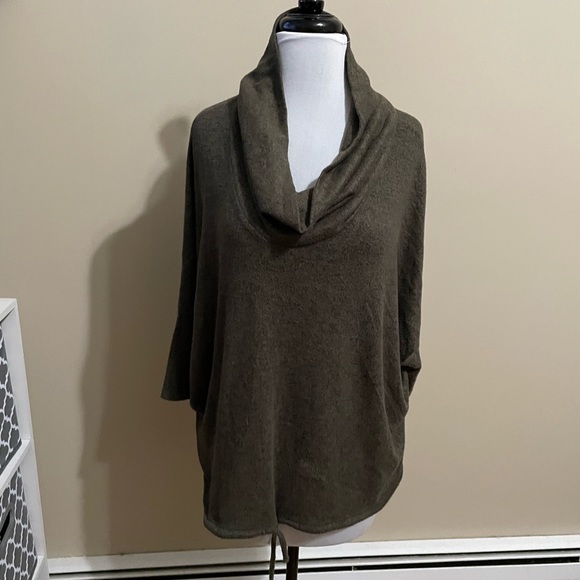 Super soft Cowl is Neck 3/4 Sleeve Bat Wing Sweater - EUC - Picture 1 of 5